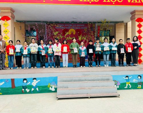 Trao quà Tết 2025 cho HS nghèo.jpg
